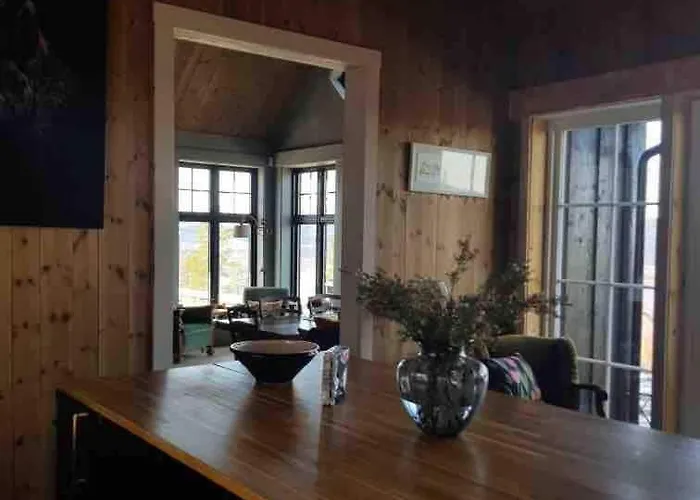 Willa Fjara Sleeps 34 *