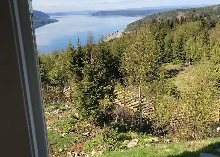 Willa Fjara Sleeps 34 *